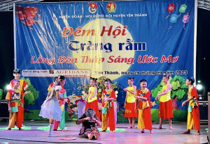 Huyện Đoàn - Hội đồng đội Huyện Yên Thành tổ chức "Đêm Hội trăng rằm" Với chủ đề "Lồng đèn thắp sáng ước mơ" tại xóm Rạng Đông, xã Tây Thành